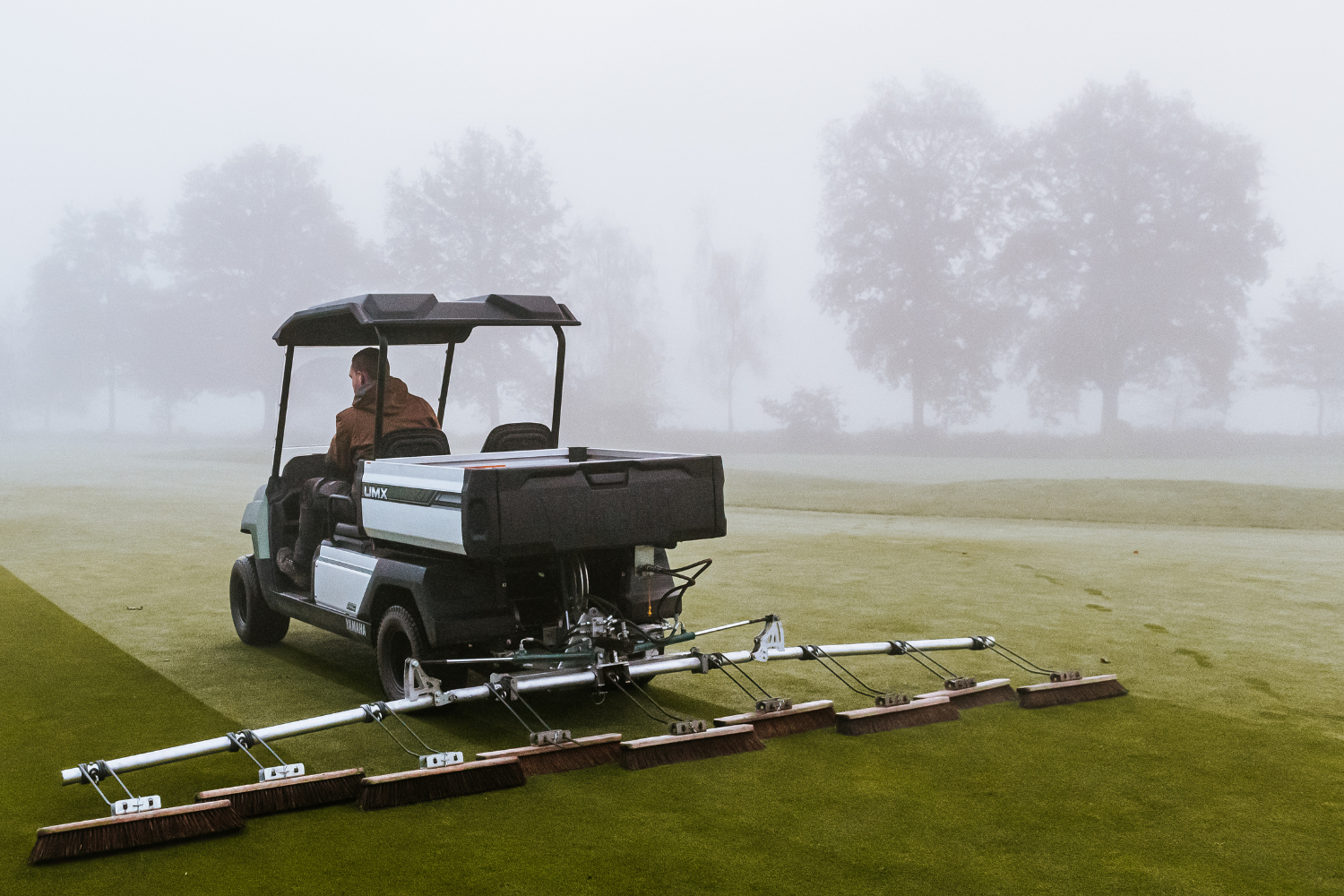 rein-drost-machinehandel-online-veiling-bidconnect-quad-bezems-golfbaan-header-pagina-links-1500X1000