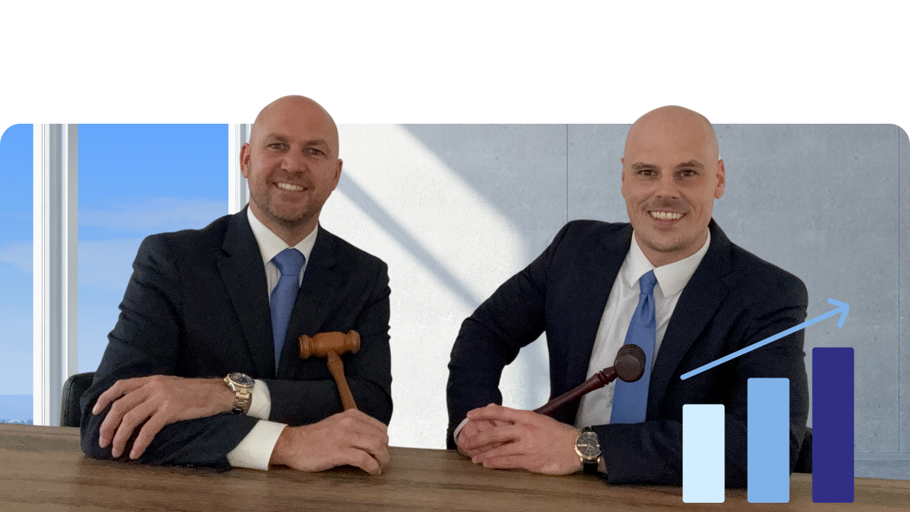 bidconnect-online-veiling-livestream-frank-edwin-met-hamer-aan-tafel-transparant-1280x720