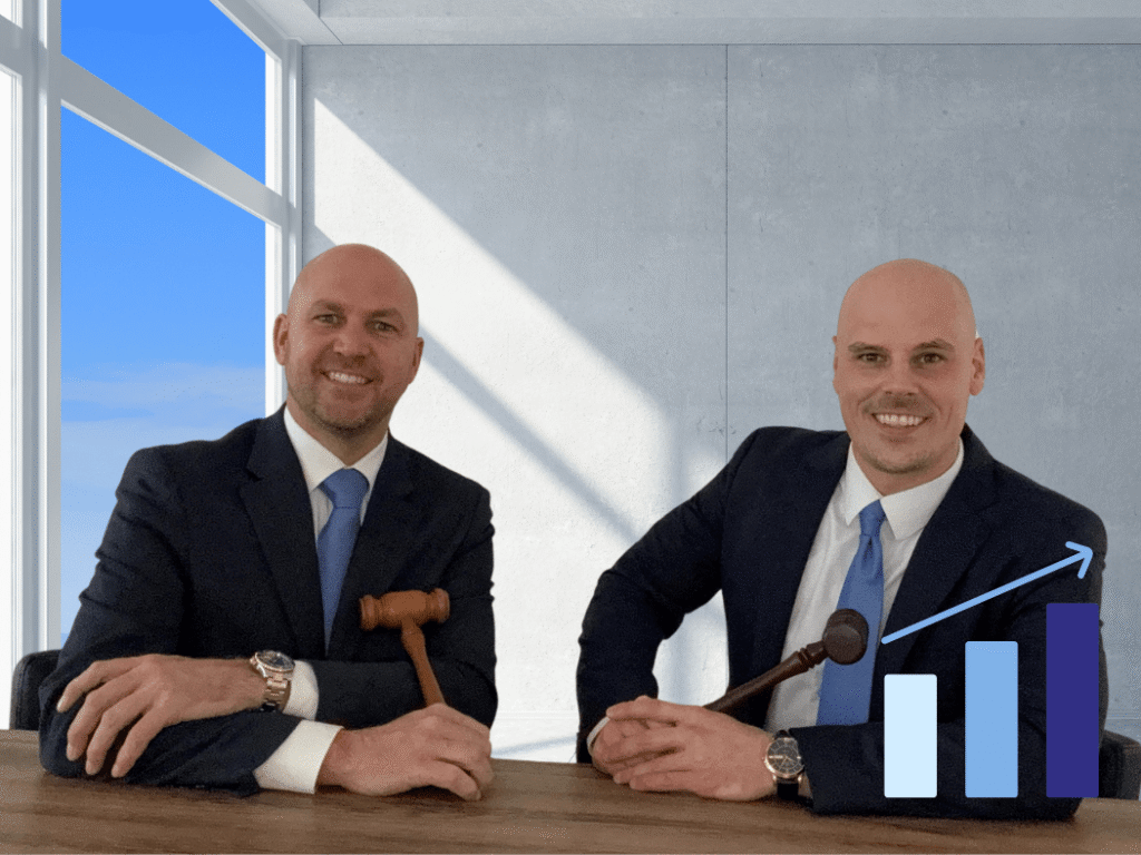 bidconnect-online-veiling-livestream-frank-edwin-met-hamer-aan-tafel-2100x1575-transparant (1)-min
